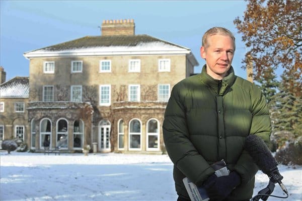 Fotó: a WikiLeaks alapító Assange a neki felajánlott kastély előtt