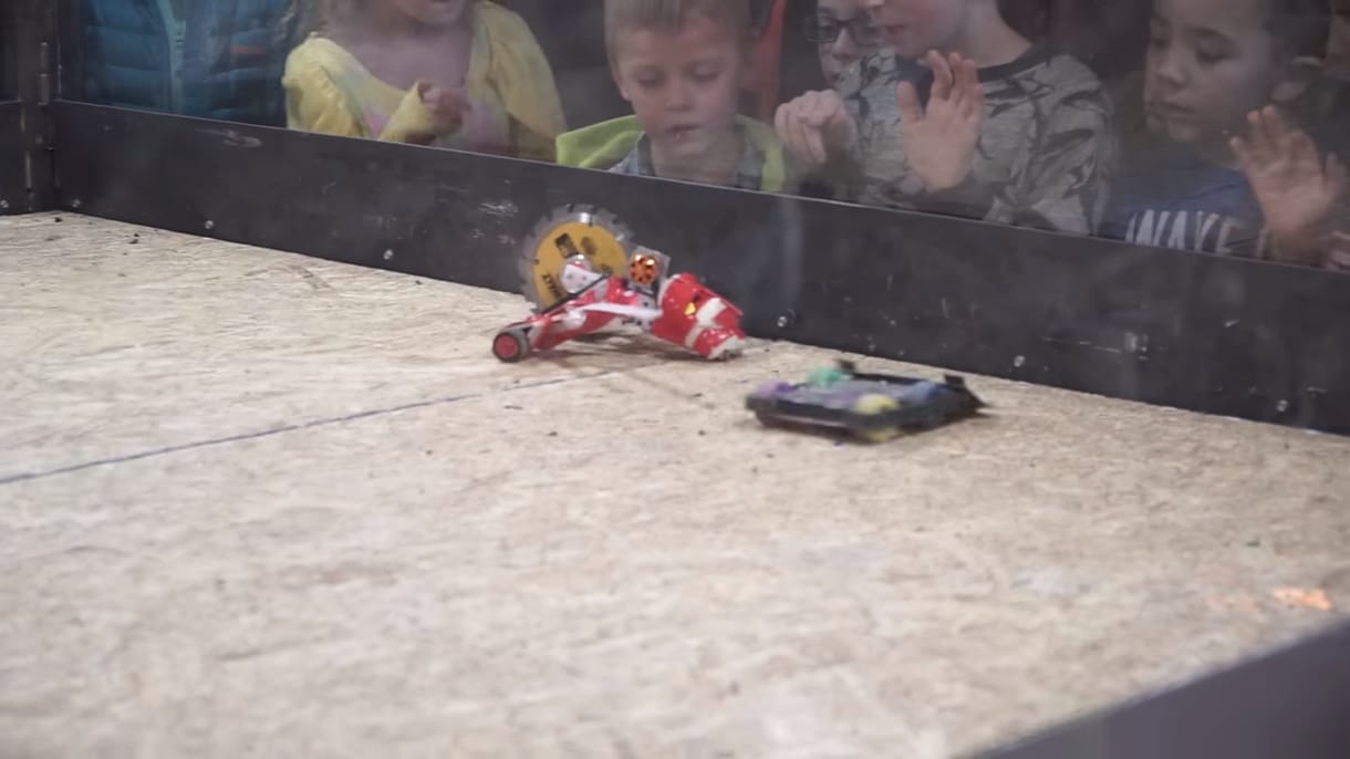 Robotok harcáról készült videókat távolított el a YouTube, mert állatkínzásnak vette azokat