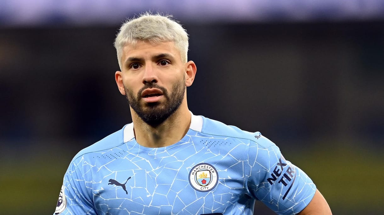Agüero lekezelően megragadta az asszisztensnő vállát, mégsem büntetik meg