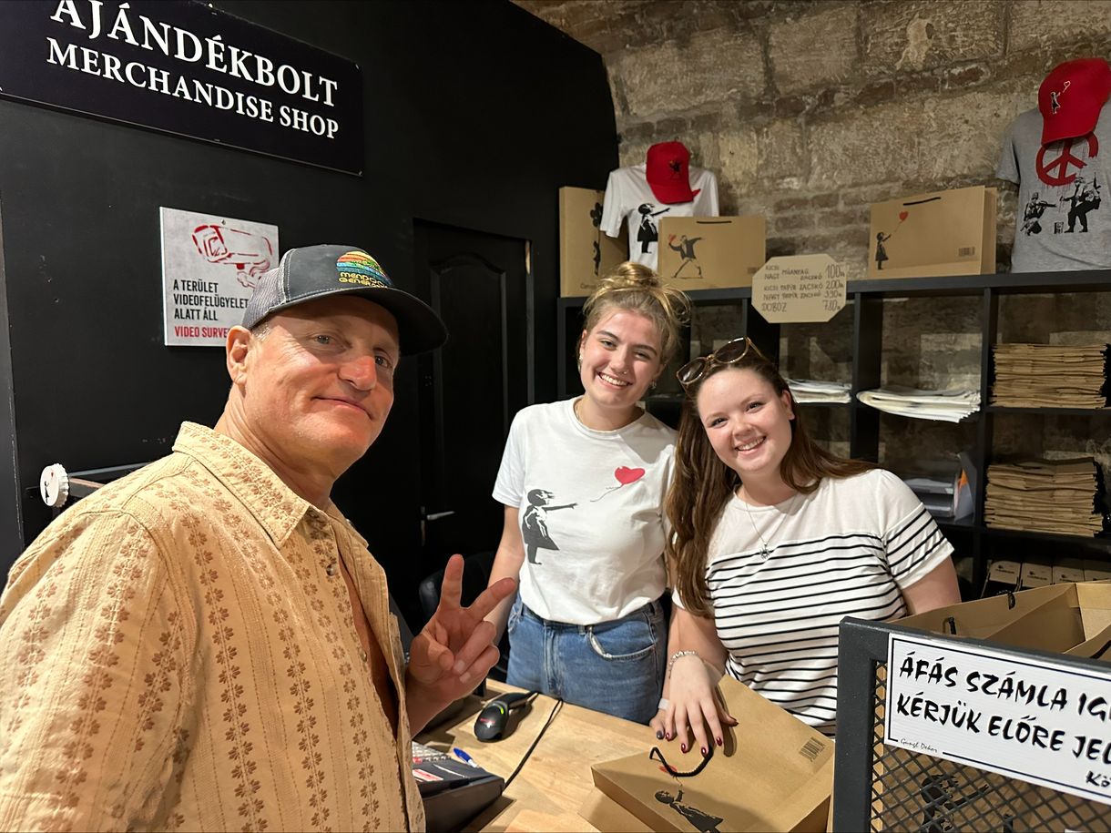 Woody Harrelson most egy budapesti kiállításon tűnt fel