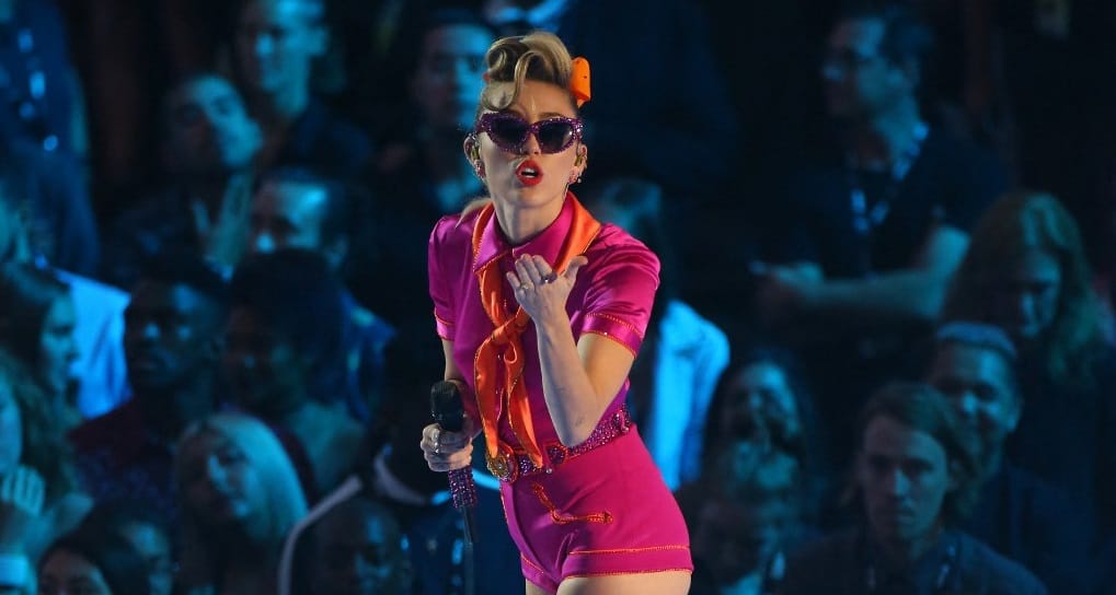 Miley Cyrus kalapáccsal ment neki az ártatlan tinilányságának, és rácáfolt a bigott bírálóira