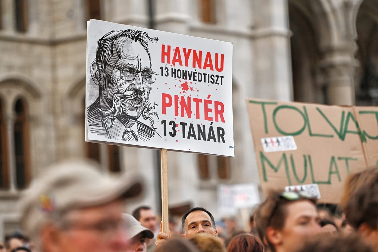 Alternatív népszavazással mondatnák le Pintér Sándort 