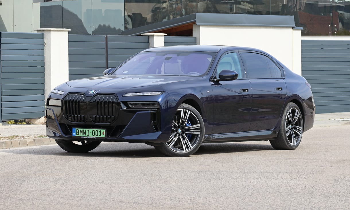 Darth Vader lelke hófehér: teszten a hangparancsra ajtót nyitó marcona villanyautó, a BMW i7
