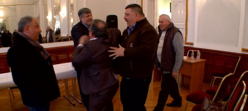 Tévékamera előtt verekedtek össze az Országos Roma Önkormányzat képviselői