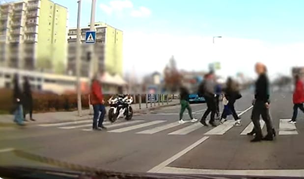 Úgy ment át a gyalogosok közt a zebrán egy motoros Rákoskeresztúron, mintha ott sem lennének - videó