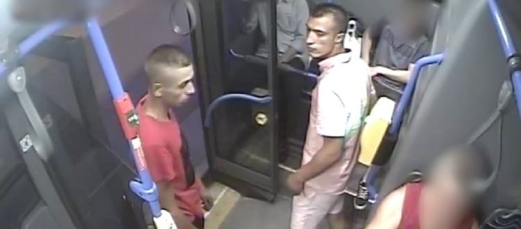 Alvó utast fosztott ki a 44-es buszon ez a két fiatal, keresik őket – fotó