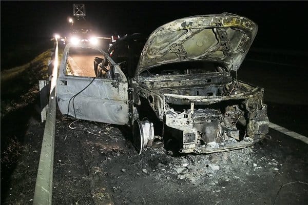 Fotók: Menet közben gyulladt ki egy autó Makónál, csak az utánfutó maradt meg belőle