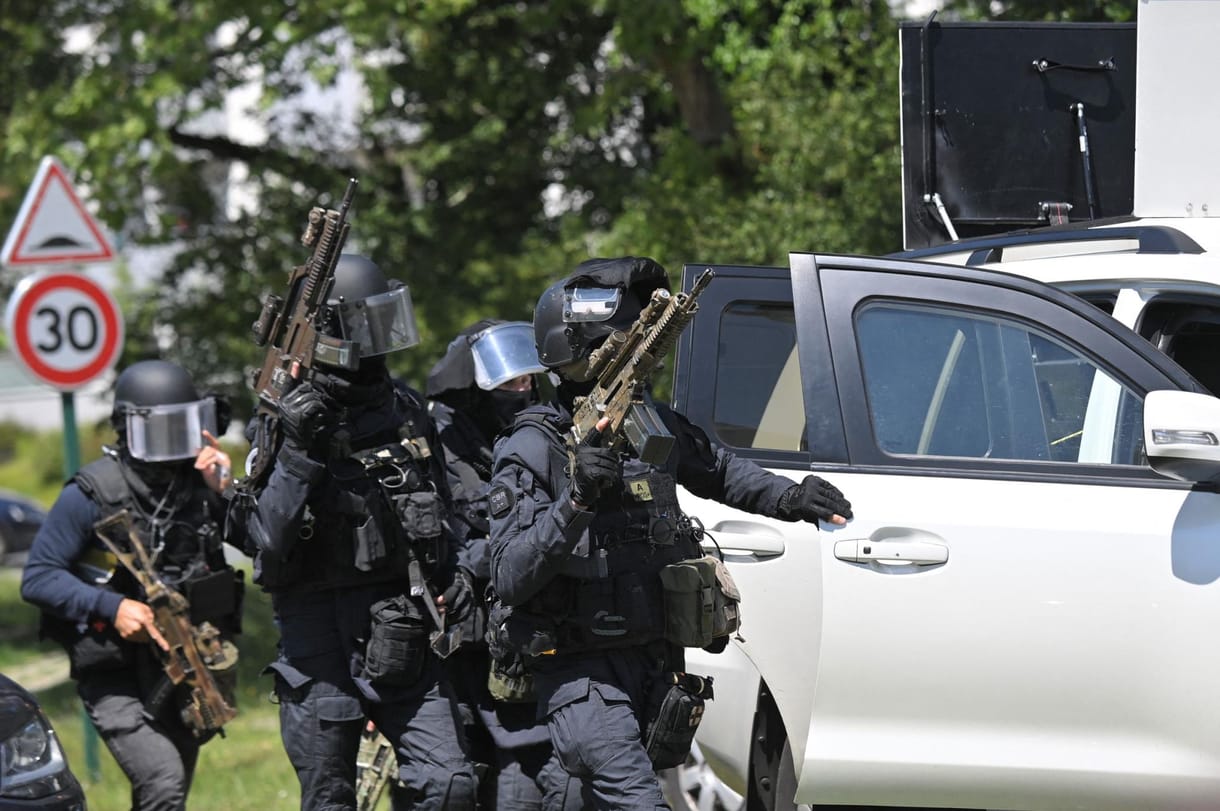 Elfogták a francia rendőrnő késes támadóját