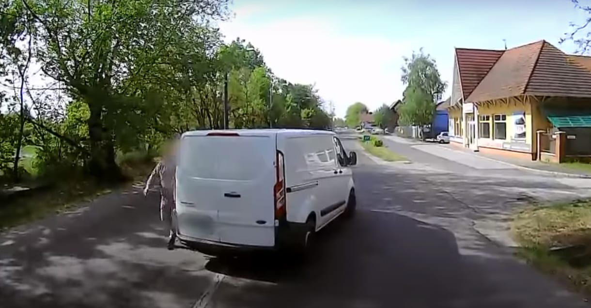 Kisbabájával az utastérben próbált revansot venni egy kamionoson egy sofőr