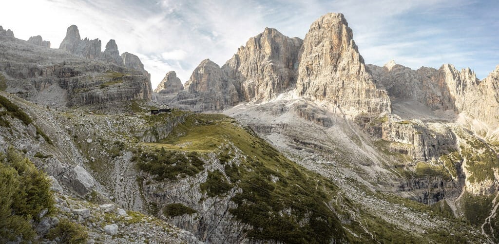 Több száz embert evakuáltak a Dolomitokban sorozatos sziklaomlások miatt