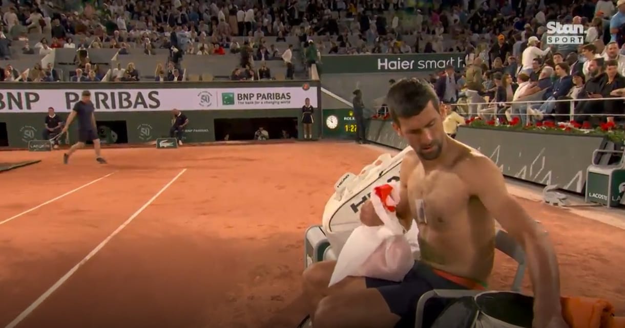 Egy furcsa, gombméretű kütyü volt Djokovic mellkasára ragasztva, most kiderült, mi az