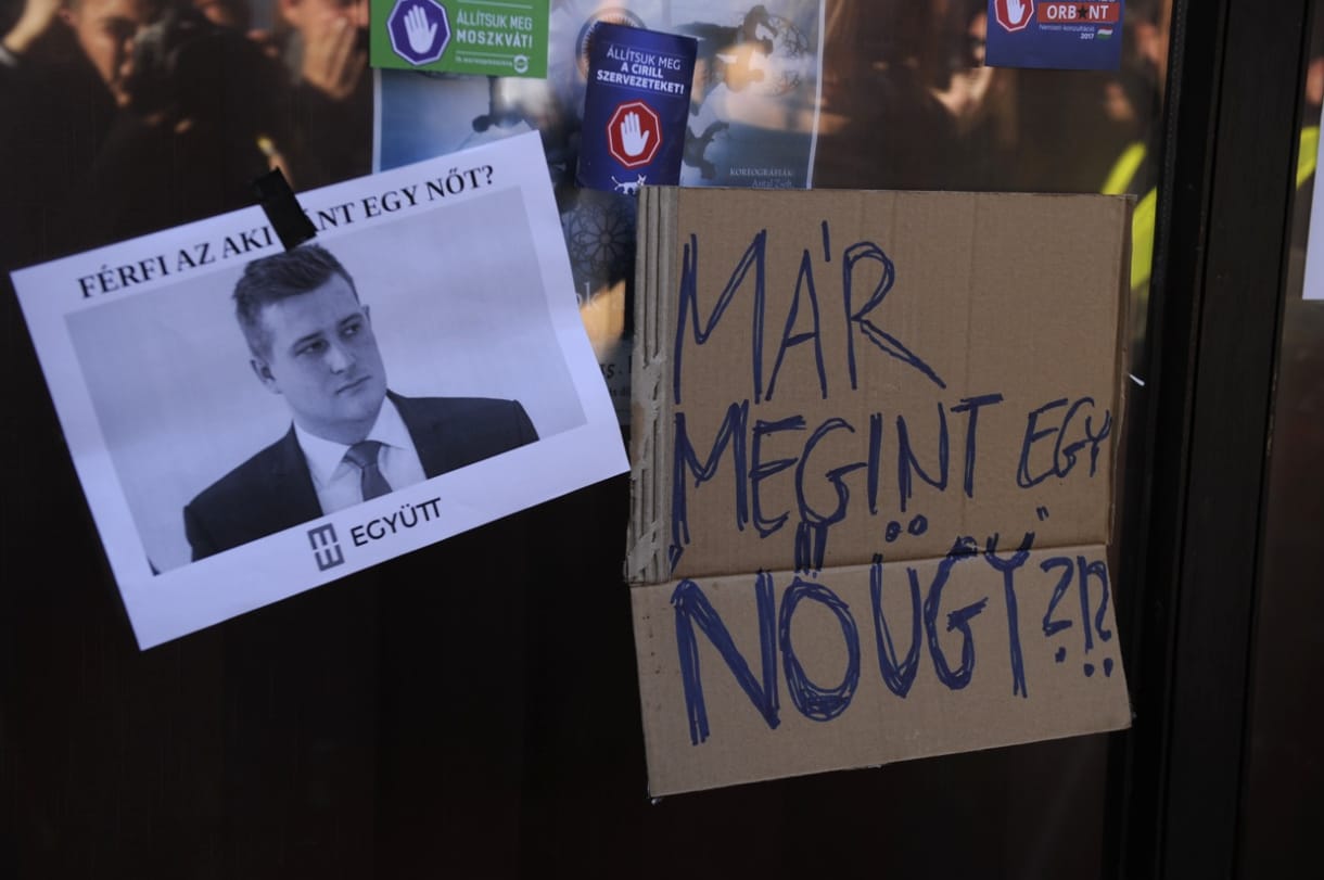 Fidesz-iroda előtt tüntettek az inzultált újságíró miatt