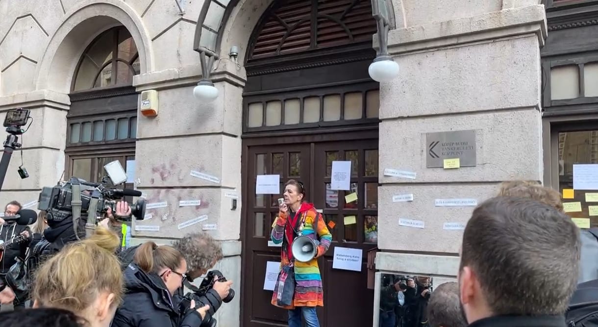 Több százan tiltakoztak hétfőn reggel a tanárok megfélemlítése ellen a Közép-Budai Tankerületnél