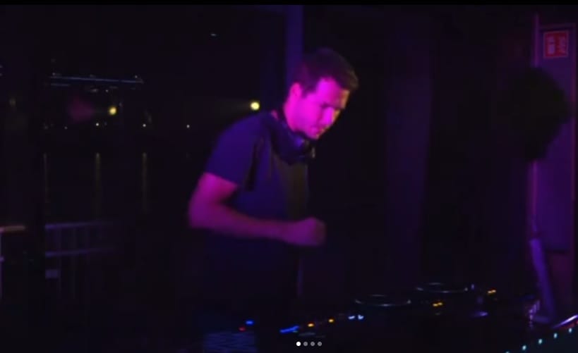 Egy DJ a Petőfi Rádió élő adásában állt ki a pedagógusok mellett