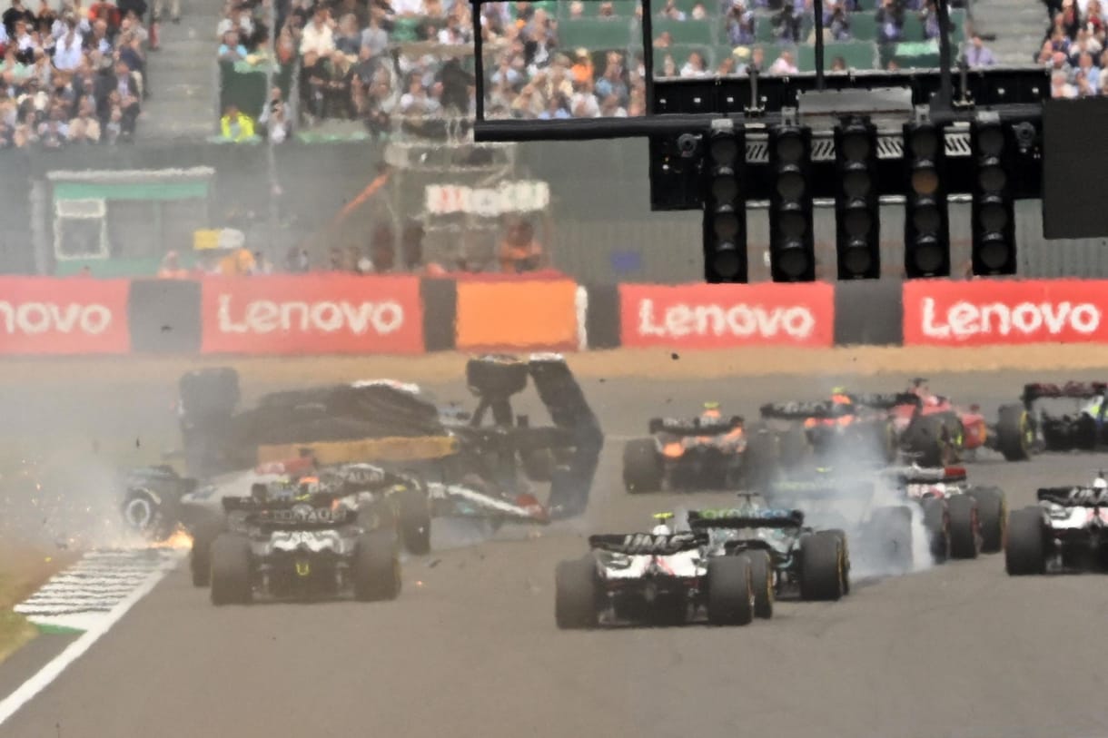 Rémisztő balesetekkel kezdődött az F1-es Brit Nagydíj