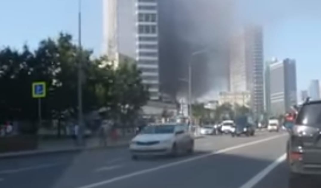 Lángolt a toronyház Moszkva szívében (videó)