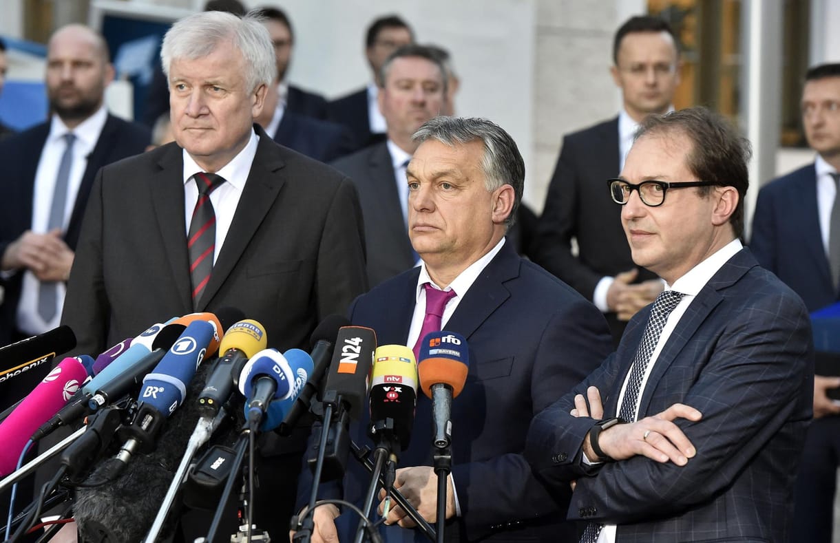 A néppárti vezető a menekültprobléma végső megoldásáról beszélt, bocsánatot kért