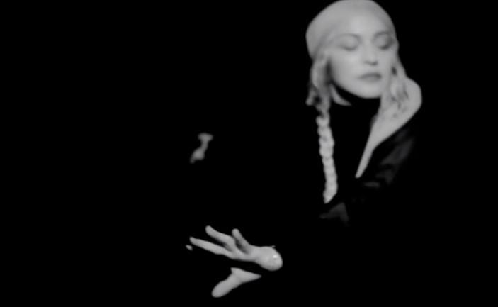 A Trumpnak beszóló diáklány beszéde vezeti fel az új Madonna-dalt