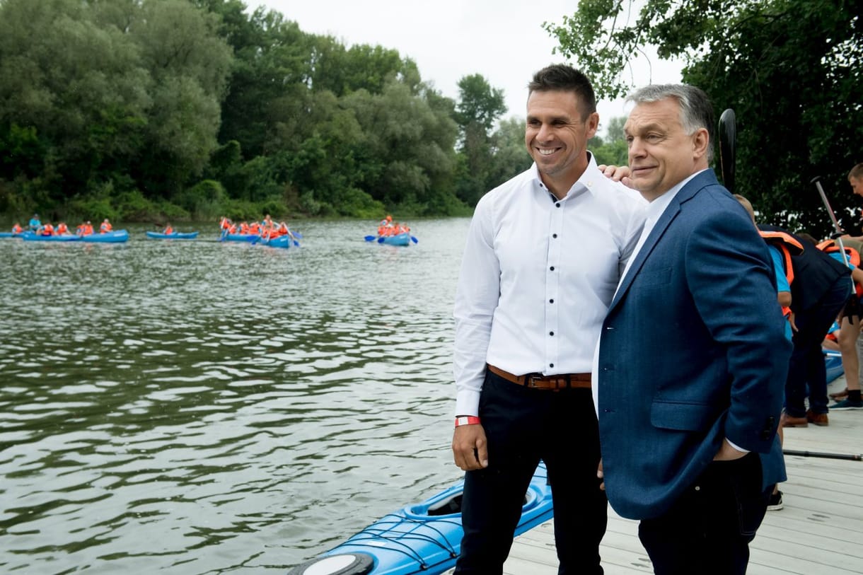 Orbán és Szijjártó írta az előszót az olimpiai bajnok kajakosról szóló könyvben