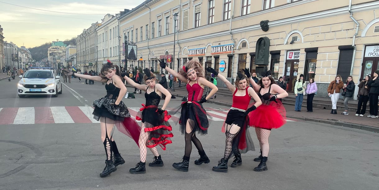 Civilek ukrán módra: pénzt gyűjtenek, fegyvert vesznek, a kiképzést is vállalják
