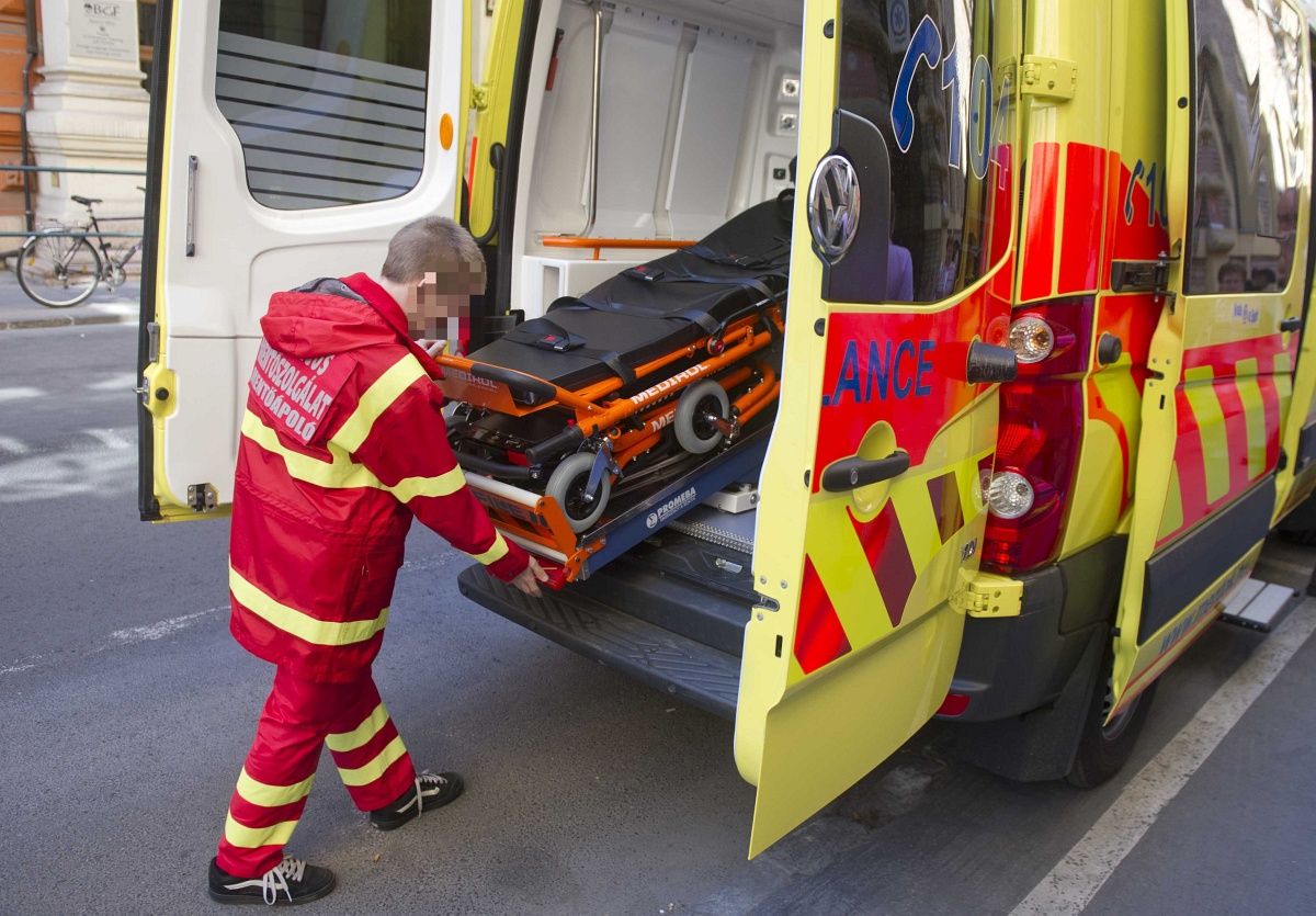 Pappal küzdöttek a mentők egy beteg életéért