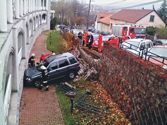Egymillió forintba került a kerítést átszakító parkolás