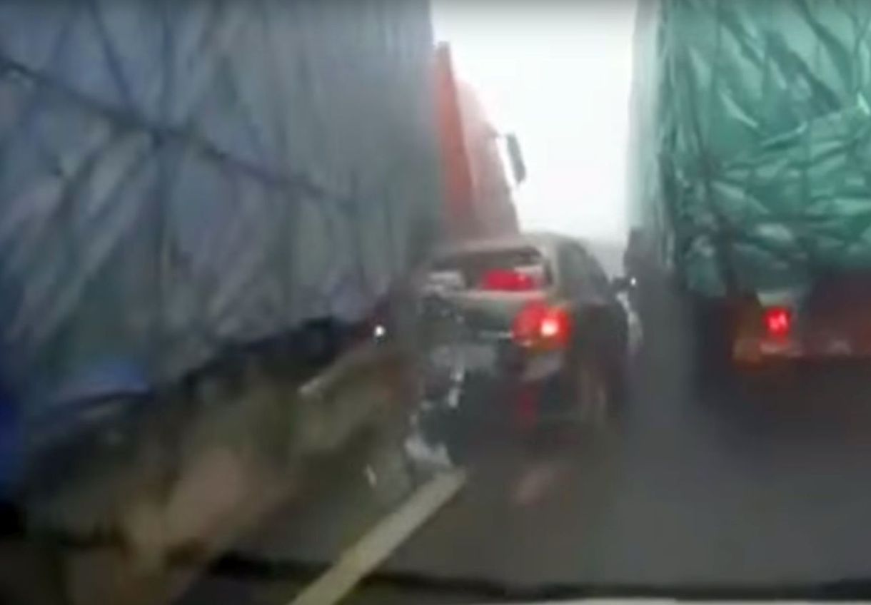 Centiken múlt, hogy életben maradt a sofőr – videó