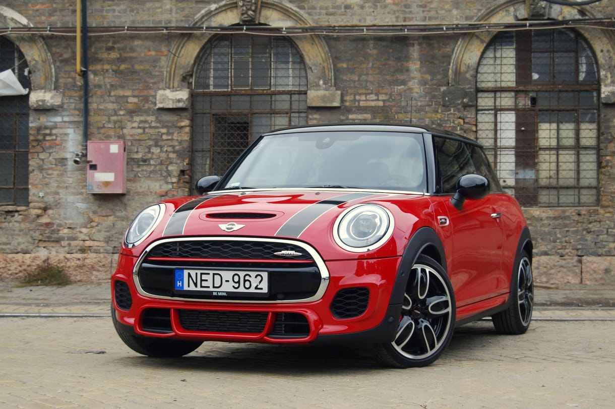 Mini John Cooper Works-teszt: csak dobálnád bele a zsetont, mint a dodzsembe