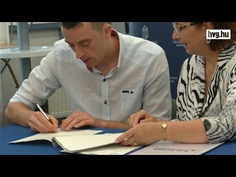 Videó: Egyszerre négy fiatalt is hazahozott a kormány
