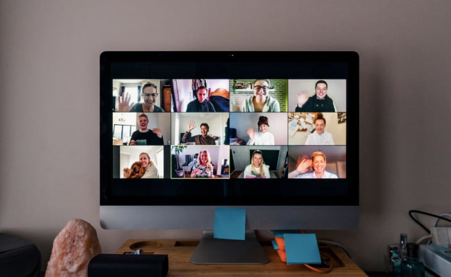 Fárad a videós megbeszélés közben? Akkor kapcsolja ki gyorsan a kamerát