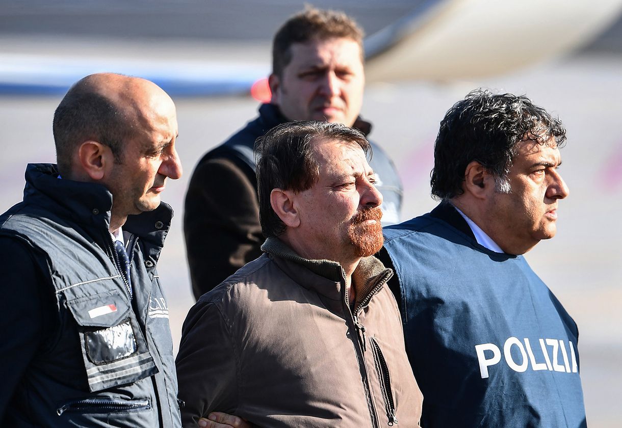 Salvini és kormánya vásári mutatványt csinál egy terroristából
