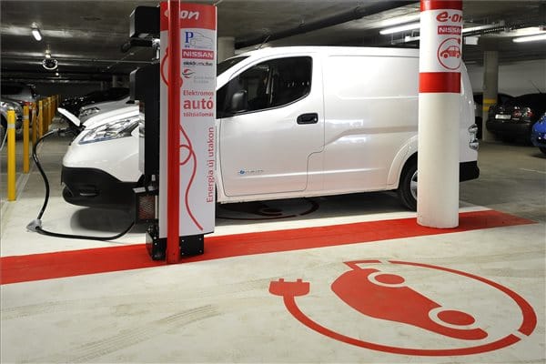 Ahány cég, annyiféle módon kell fizetni az elektromos autók töltéséért
