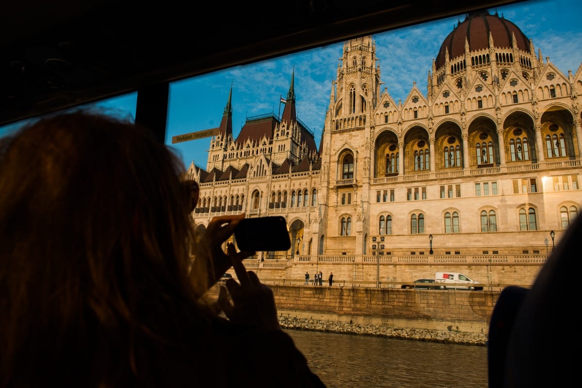 Özönlenek a külföldi turisták Magyarországra