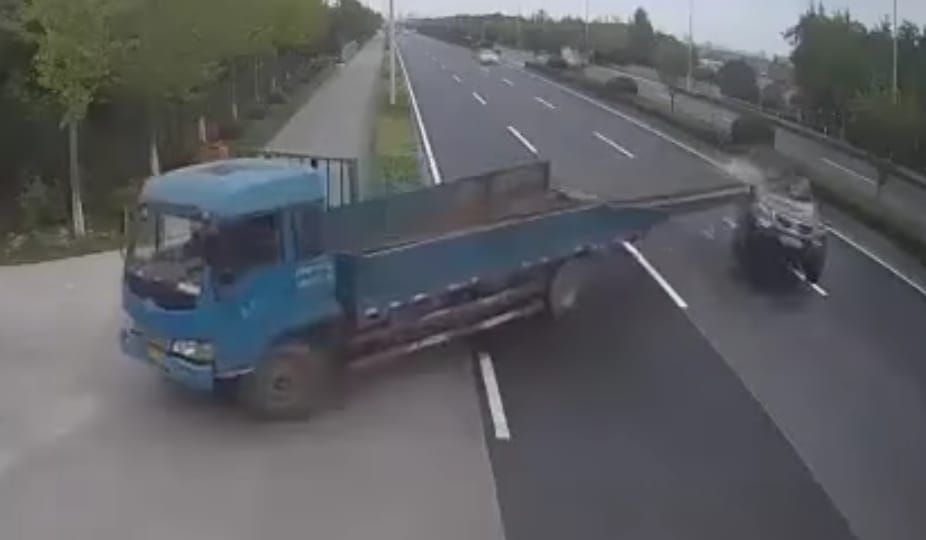 Ezért kell a túlnyúló rakományra piros-fehér csíkos jelzést kötni – videó