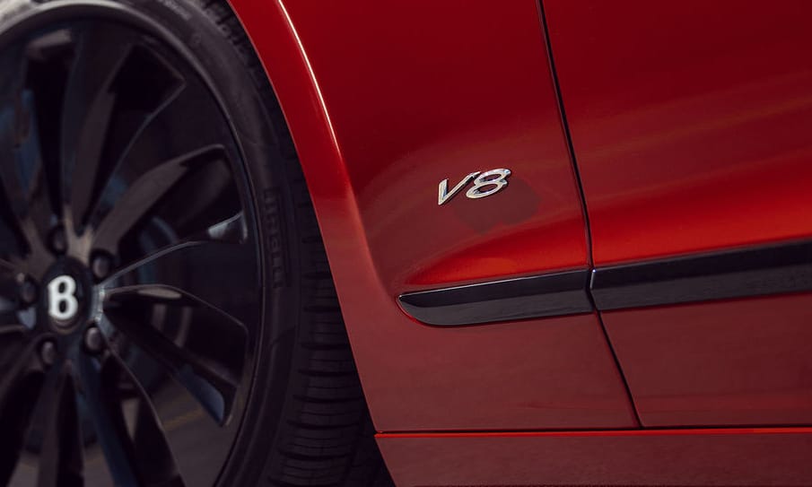 Így spórolnak a Bentley-nél: itt a „csak” 550 lóerős Flying Spur