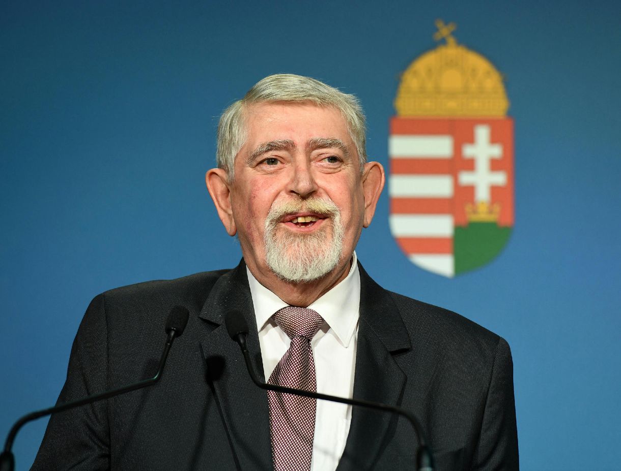 Folytatódik a Kásler-Kulja cicaharc: Hol a kormány egészségügyi programja?