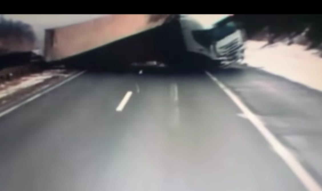 Kamera rögzítette az M1-esen történt súlyos balesetet – videó