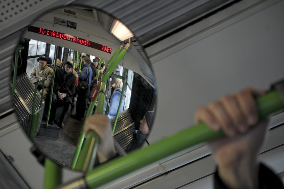15 méteren át vonszolt egy idős nőt a 7-es busz