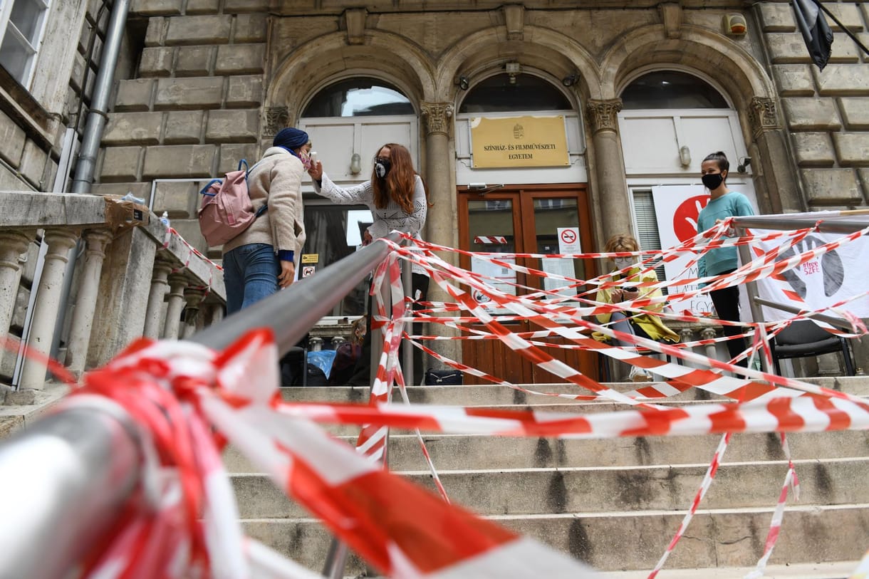 A sztrájkoló színművészetis oktatók két követelését teljesítené az új vezetés