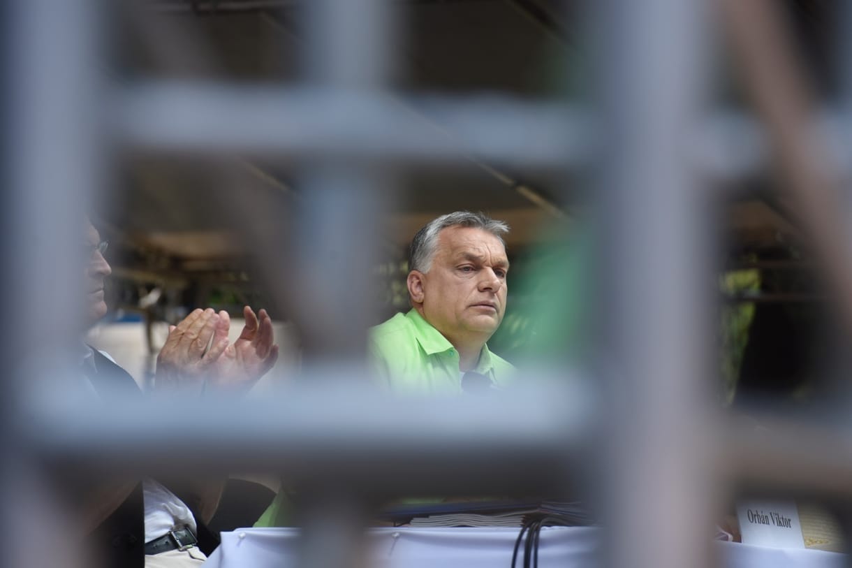 Orbán lesajnálja hazai ellenfeleit, ezért küzd 