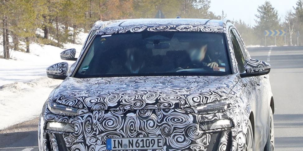 Álcázva járja a hegyeket a 600 lóerős elektromos Audi RS Q6