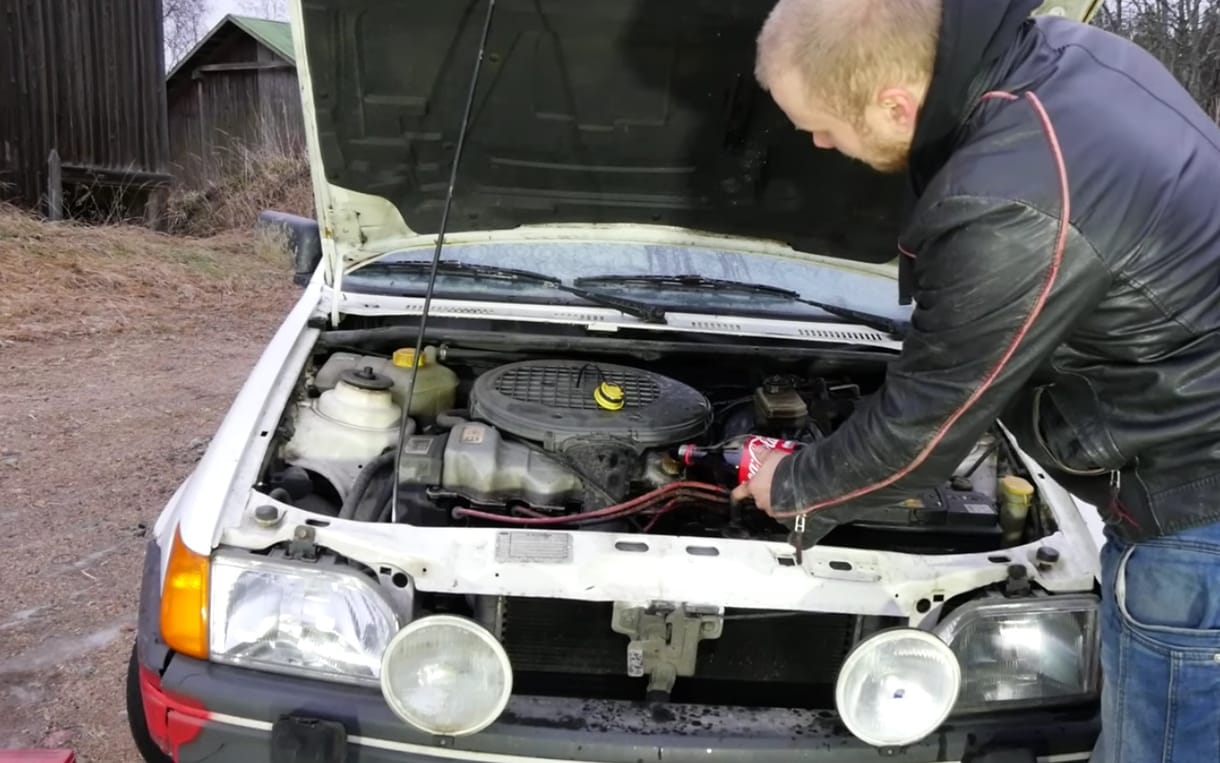 Ez történik, ha kólát öntünk a motorolaj helyére – videó
