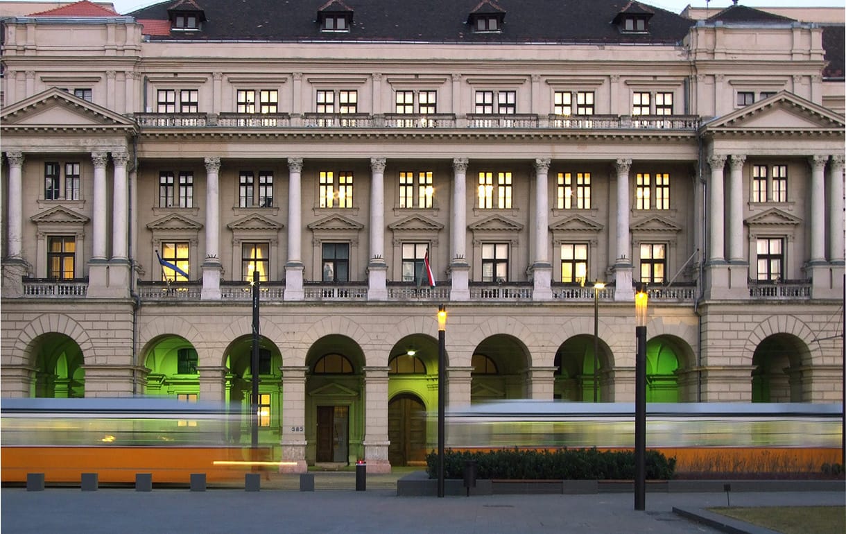 Étterem is nyílik a Kossuth téri minisztériumban, újra elterelik a trolit