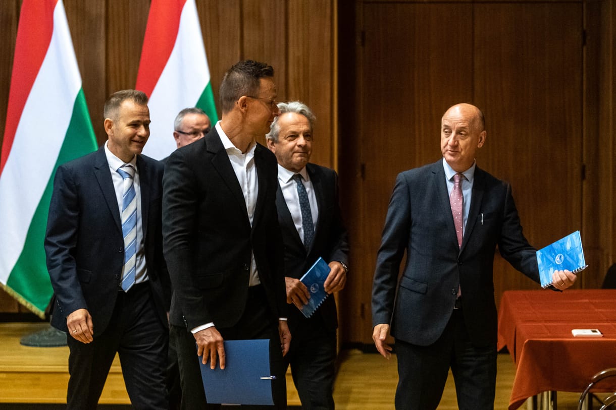 Kiváló ütemérzék: Szijjártó okleveleket adott át a Hírszerző Akadémia végzőseinek