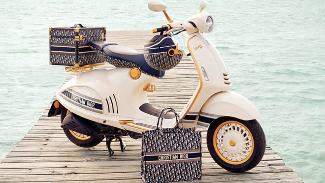 Különc divatrobogó lett a Christian Dior féle Vespa 