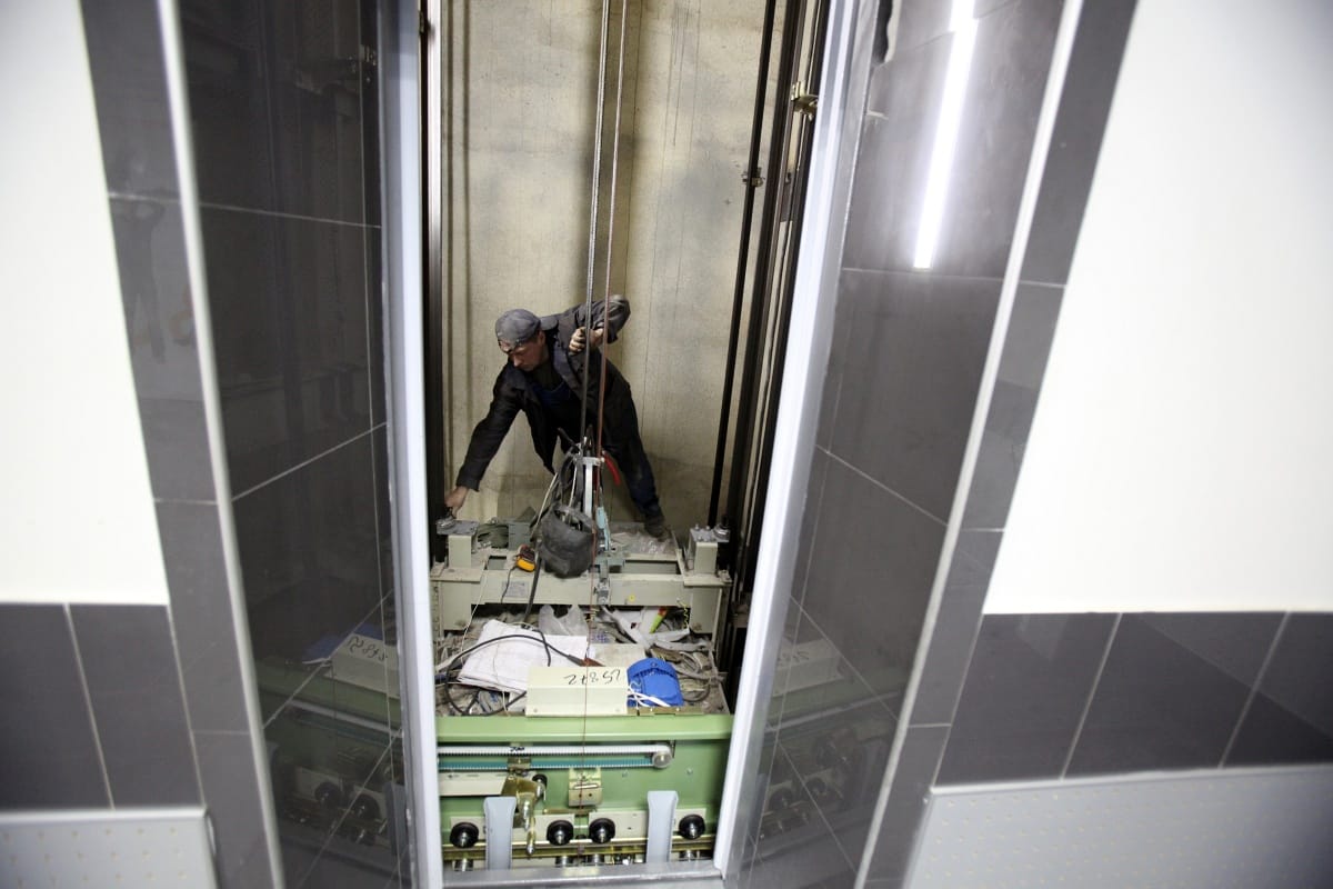 Borzalmas halált halt egy kínai nő a liftben