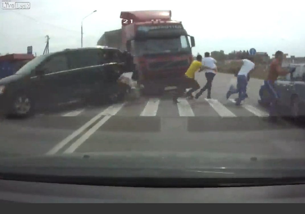 Elbambult a kamionos, horrorbaleset lett a vége - videó