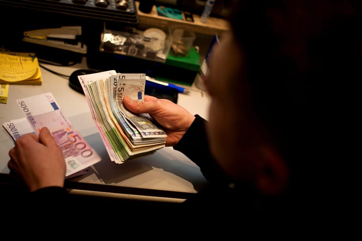 Megint 300 forint közelében jegyzik az eurót