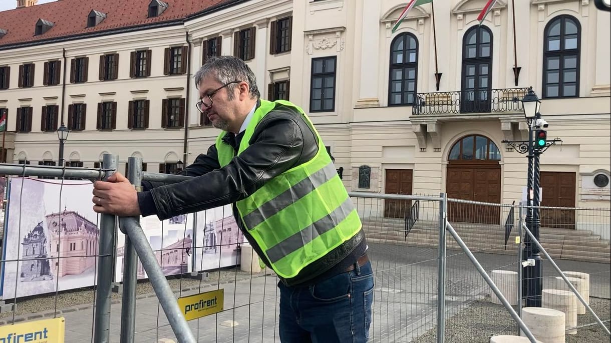 Egy óra alatt visszaépítették a momentumosok által lebontott kordont a Várban
