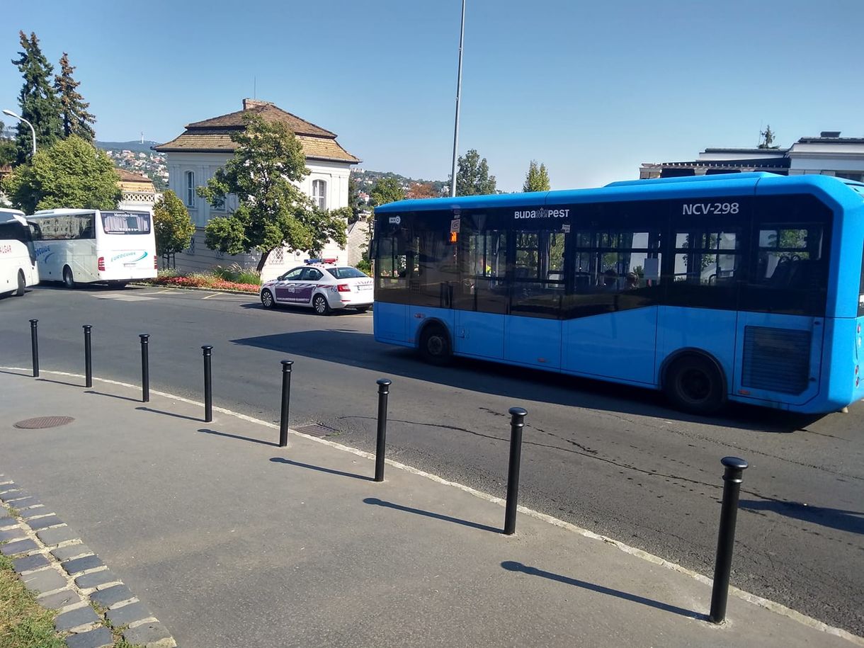 Napok óta tévelyegnek a lezárások miatt a turistabuszok a Várban